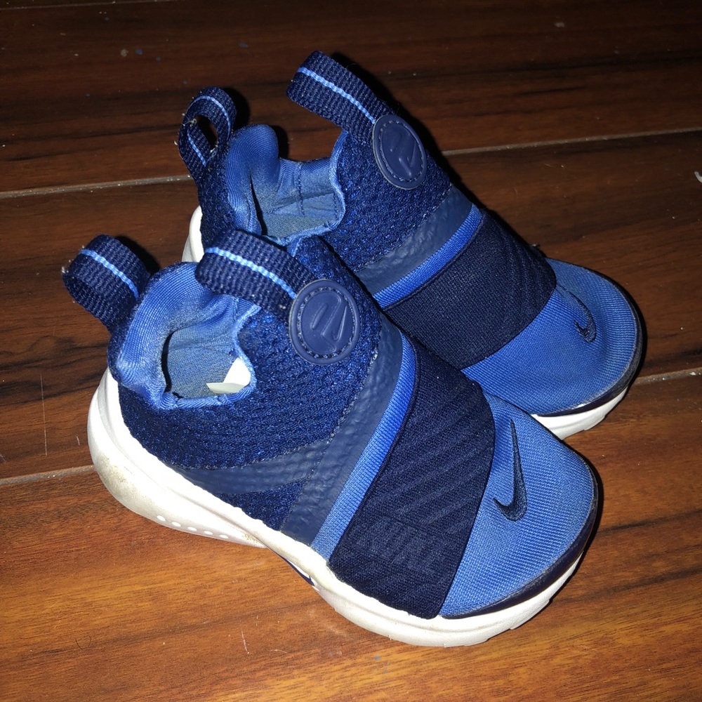 Size 6C / Kids Nike Shoes